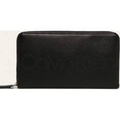 Calvin Klein - Portfel. Czarne portfele damskie Calvin Klein, bez wzorów, ze skóry ekologicznej. Za 299,90 zł.