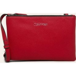 Calvin Klein - Torebka. Czarne listonoszki damskie Calvin Klein, w paski, ze skóry ekologicznej, na ramię, małe, bez dodatków. Za 359,90 zł.