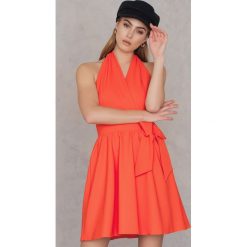 Trendyol Sukienka zakładana - Orange. Pomarańczowe sukienki damskie Trendyol, m, bez wzorów, z elastanu, bez kołnierzyka, bez rękawów, kopertowe. W wyprzedaży za 54,58 zł.