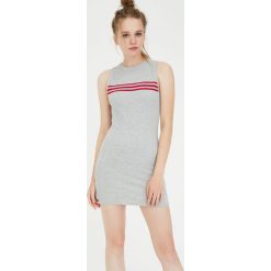 Sukienka mini z paskami. Szare sukienki mini damskie marki Pull&Bear, w paski. Za 59,90 zł.