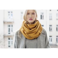 Wygodny Dzianinowy Zestaw w kolorze Miodowym. Pomarańczowe apaszki damskie Pakamera, z dzianiny. Za 127,00 zł.
