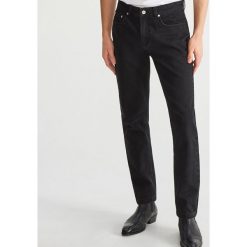 Jeansy Heroes - Czarny. Czarne jeansy męskie Reserved, m, bez wzorów. W wyprzedaży za 59,99 zł.