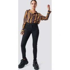 Rut&Circle Spodnie z wysokim stanem Ellie - Black. Czarne spodnie z wysokim stanem marki Rut&Circle, z jeansu. Za 161,95 zł.
