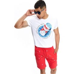 T-shirt z nadrukiem. Białe t-shirty męskie Top Secret, na zimę, m, z nadrukiem, z bawełny, klasyczne, z klasycznym kołnierzykiem, krótkie. W wyprzedaży za 14,99 zł.