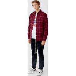Lekko pikowana koszula flanelowa. Czerwone koszule męskie Pull&Bear, m, bez wzorów, bez kołnierzyka, z długim rękawem. Za 109,00 zł.