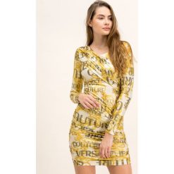 Sukienka koktajlowa Versace Jeans Couture D2HUB443. Żółte sukienki damskie Versace Jeans Couture, bez wzorów, z elastanu, wizytowe, bez kołnierzyka, bez rękawów. W wyprzedaży za 759,00 zł.
