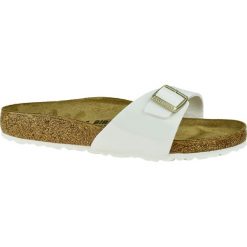 Birkenstock Madrid BF 1005309. Białe klapki damskie Birkenstock, bez wzorów, z syntetyku, bez obcasa. W wyprzedaży za 249,99 zł.