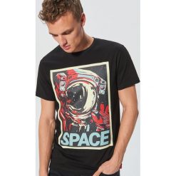 Koszulka z nadrukiem Space - Czarny. Czarne koszulki męskie Cropp, s, z nadrukiem, bez kołnierzyka, bez rękawów. W wyprzedaży za 29,99 zł.
