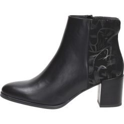 Czarne botki damskie SERGIO LEONE BT521 PU. Czarne botki damskie Sergio Leone, klasyczne, na wysokim obcasie, na obcasie, bez zapięcia. W wyprzedaży za 129,00 zł.