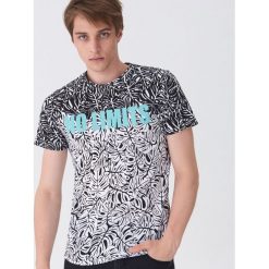 T-shirt z nadrukiem w liście - Biały. Białe t-shirty męskie House, s, z nadrukiem, bez kołnierzyka. Za 39,99 zł.