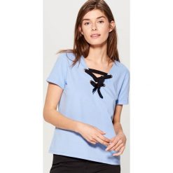 T-shirty damskie: Bawełniana koszulka z wiązaniem na dekolcie – Niebieski
