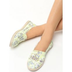 Limonkowe Espadryle Love Me. Espadryle damskie Born2be, w koronkowe wzory, z koronki, bez obcasa, na płaskiej podeszwie. Za 29,99 zł.