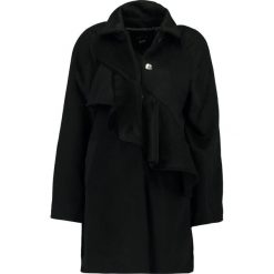 Płaszcze damskie pastelowe: Lost Ink FRILL FRONT Krótki płaszcz black