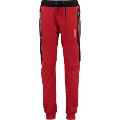 Spodnie dresowe "Menghini" w kolorze czerwonym. Czerwone bez kategorii Canadian Peak, z aplikacjami, z dresówki. W wyprzedaży za 130,95 zł.