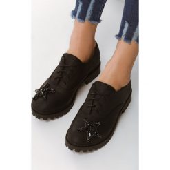 Czarne Półbuty Star Girls. Czarne półbuty damskie Multu, bez wzorów, retro, bez obcasa, bez zapięcia. Za 39,99 zł.
