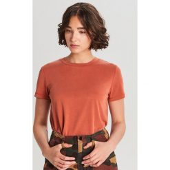 Gładka koszulka basic - Bordowy. Czerwone koszulki damskie Cropp, s, bez wzorów, bez kołnierzyka, bez rękawów. W wyprzedaży za 19,99 zł.