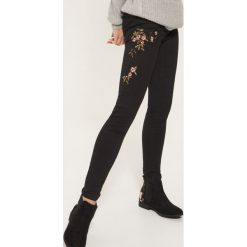 Jegginsy z haftem - Czarny. Czarne legginsy House, z haftami, z jeansu. Za 79,99 zł.