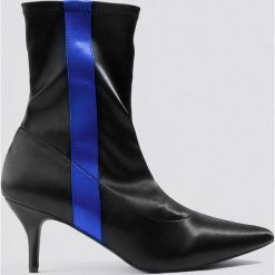 NA-KD Shoes Satynowe botki z miękką cholewką z paskiem - Black. Czarne botki damskie NA-KD Shoes, z satyny, na niskim obcasie, na obcasie, z paskami. W wyprzedaży za 56,78 zł.