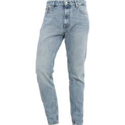 Whyred HELL Jeansy Zwężane heavey stone indigo. Niebieskie jeansy męskie marki Whyred, z bawełny. Za 629,00 zł.