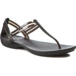 Sandały CROCS - Isabella T-Strap 202467 Black. Czarne klapki damskie Crocs, bez wzorów, z tworzywa sztucznego, bez obcasa. W wyprzedaży za 119,00 zł.