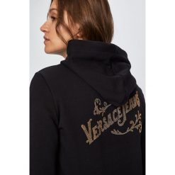 Versace Jeans - Bluza. Czarne bluzy damskie Versace Jeans, s, z nadrukiem, z bawełny, bez rękawów, z kapturem. W wyprzedaży za 629,90 zł.