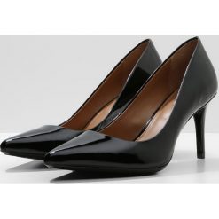 Calvin Klein GAZELLE Szpilki black. Czarne czółenka damskie Calvin Klein, bez wzorów, ze skóry, klasyczne, bez obcasa, na szpilce, bez zapięcia. Za 669,00 zł.