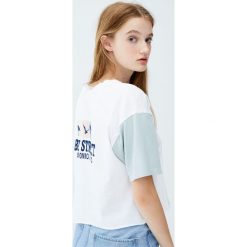 Koszulka z kontrastowym rękawem „Bay Street”. Szare bluzki damskie marki Pull&Bear, street, z kontrastowym kołnierzykiem, z krótkim rękawem. Za 59,90 zł.