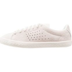 Le coq sportif CHARLINE PS NUBUCK Tenisówki i Trampki beige. Brązowe trampki chłopięce le coq sportif, z materiału. W wyprzedaży za 160,30 zł.