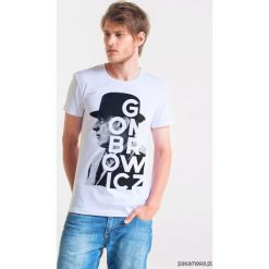 GOMBROWICZ ARTIST Męski T-shirt. Szare t-shirty męskie Pakamera, m, z bawełny, z klasycznym kołnierzykiem. Za 99,00 zł.
