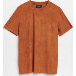 T-shirt z imitacji zamszu - Brązowy. Pomarańczowe t-shirty męskie Reserved, s, bez wzorów, bez kołnierzyka. Za 69,99 zł.