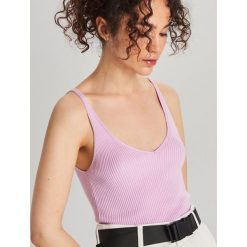 Prążkowany top - Fioletowy. Fioletowe topy damskie Cropp, s, bez wzorów, prążkowane, bez kołnierzyka. W wyprzedaży za 39,99 zł.