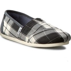Półbuty TOMS - Classic 10008926 Black/White Plaid. Brązowe półbuty damskie Toms, na co dzień, bez wzorów, z tworzywa sztucznego, bez obcasa, na płaskiej podeszwie, bez zapięcia. W wyprzedaży za 189,00 zł.