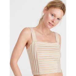 Krótki top w paski - Beżowy. Brązowe topy damskie Reserved, s, w paski, bez kołnierzyka. W wyprzedaży za 19,99 zł.