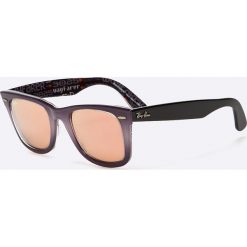 Ray-Ban - Okulary Wayfarer. Szare okulary przeciwsłoneczne męskie marki Ray-Ban, z materiału, prostokątne. W wyprzedaży za 549,90 zł.
