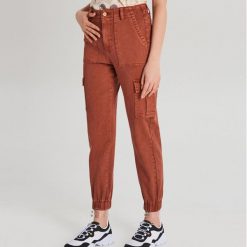 Jeansy z kieszeniami cargo - Brązowy. Pomarańczowe jeansy damskie Cropp. W wyprzedaży za 59,99 zł.