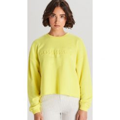 Bluza z tłoczonym napisem - Zielony. Zielone bluzy damskie Cropp, s, z napisami, bez rękawów, bez kaptura. Za 59,99 zł.