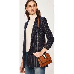 DKNY - Torebka R84ER935. Czarne listonoszki damskie DKNY, w paski, ze skóry, małe. W wyprzedaży za 679,90 zł.