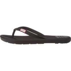 Hunter Japonki Czarny. Czarne klapki damskie Hunter, w paski, z materiału, bez obcasa. Za 171,95 zł.