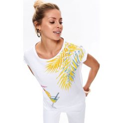 Bawełniany t-shirt z nadrukiem. Białe t-shirty damskie DRYWASH, z nadrukiem, z bawełny, eleganckie. W wyprzedaży za 24,99 zł.