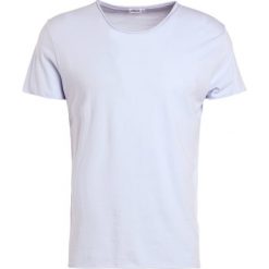 Filippa K ROLL NECK TEE Tshirt basic skyway. Niebieskie koszulki polo męskie marki Filippa K, m, z bawełny. Za 229,00 zł.