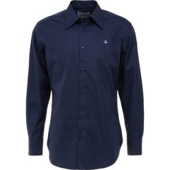 Vivienne Westwood Koszula biznesowa navy. Niebieskie koszule męskie marki Vivienne Westwood, m, bez wzorów, z bawełny, biznesowe, bez kołnierzyka, bez rękawów. Za 849,00 zł.