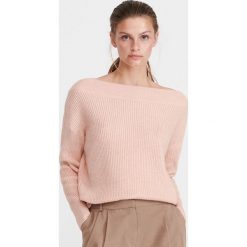 Sweter z dekoltem w lódke - Różowy. Różowe swetry damskie Reserved, s, bez wzorów, bez rękawów, bez kaptura. W wyprzedaży za 49,99 zł.