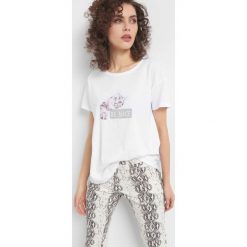 T-shirt oversize z nadrukiem. Białe koszulki damskie Orsay, xs, z nadrukiem, z bawełny, eleganckie, bez kołnierzyka. Za 24,99 zł.