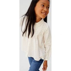 Mango Kids - Koszula dziecięca Mori 110-152 cm. Białe bluzki dziewczęce Mango Kids, bez wzorów, z bawełny, bez kołnierzyka, z długim rękawem, długie, bez kaptura. Za 79,90 zł.