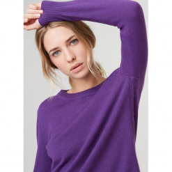 Kaszmirowy sweter w kolorze fioletowym. Fioletowe swetry klasyczne damskie Rodier, z dzianiny, z okrągłym kołnierzem. W wyprzedaży za 391,95 zł.