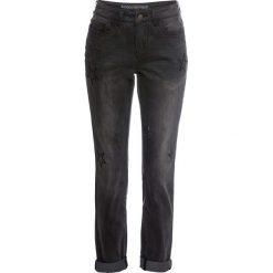Dżinsy BOYFRIEND z haftowaną gwiazdą bonprix czarny denim. Czarne jeansy damskie bonprix. Za 54,99 zł.