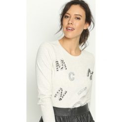 Jasnoszara Bluzka Letters. Szare bluzki asymetryczne Born2be, l, z aplikacjami, z okrągłym kołnierzem, z długim rękawem. Za 34,99 zł.