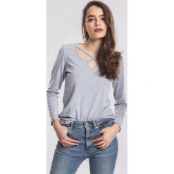 Szara Bluzka Impliable. Szare bluzki damskie marki other, xl, bez wzorów, bez kołnierzyka, bez rękawów. Za 29,99 zł.