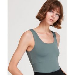 Gładki top basic - Khaki. Brązowe topy damskie Reserved, s, bez wzorów, bez kołnierzyka. Za 39,99 zł.