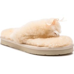 Kapcie UGG - W Fluff Flip Flop III 1100250 W/Nat. Żółte klapki damskie Ugg, z aplikacjami, ze skóry, bez obcasa. Za 339,00 zł.